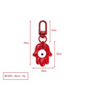 Dimensiones detalladas del llavero mano de Fátima roja con ojo azul y mosquetón metal