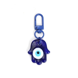 Detalle del llavero Mano de Fátima y Ojo del Mal azul con mosquetón de metal azul