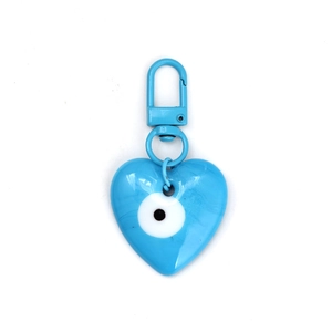 Detalle del llavero en forma de corazón azul cielo con ojo de la suerte y cierre de metal