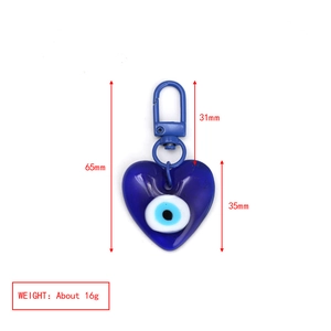 Detalle del llavero de ojo turco en forma de corazón azul con dimensiones y peso