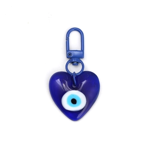 Vista macro de un colgante de corazón de ojo turco azul con cierre de mosquetón metálico