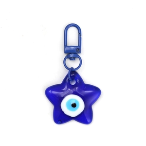 Detalle del llavero de pentagrama azul Evil Eye con acabado brillante y cierre de metal a juego