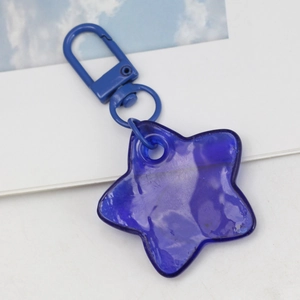Llavero de estrella en resina azul con mosquetón metálico azul y textura de ondulación