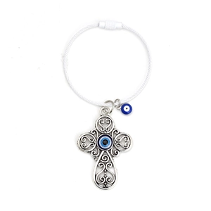 Detail eines Evil Eye Hohlkreuz-Anhängers mit blauen Perlen und Stahldraht-Schlüsselring