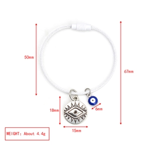 Detailansicht der Evil-Eye-Anhänger an einem weißen Kabelarmband mit Größenabmessungen