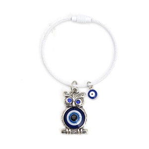 Nahaufnahme von Eulen-Schlüsselanhänger mit blauem Evil Eye auf einem Drahtring