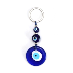Dettaglio macro del portachiavi Occhio del Diavolo con perle blu e anelli in metallo