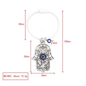 Hamsa Hand Schlüsselanhänger mit blauem Auge und präzisen Größenangaben im Detail