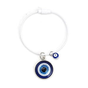 Detail des blauen Evil Eye Anhängers mit weißer Drahtschlaufe und Schraubverschluss