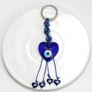 Dettaglio del ciondolo a cuore Malocchio in vetro blu con corda intrecciata e portachiavi