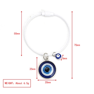 Detailansicht des Evil Eye Armbands aus Stahldraht mit Maßangaben und blauen Anhängern