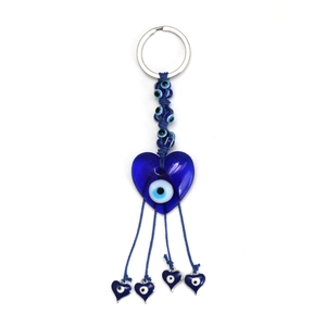Vista dettagliata del portachiavi a cuore malocchio blu con corda e anello metallico