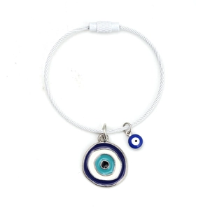 Detail eines weißen Kabelarmbands mit tiefblauen Evil Eye-Anhängern und Schraubverschluss