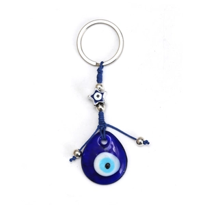 Dettaglio del ciondolo a goccia Evil Eye in vetro con ciondoli a stella d'argento