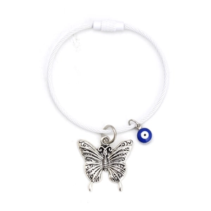 Detail eines weiß geflochtenen Armbands mit Schmetterlings- und blauem Auge-Anhänger
