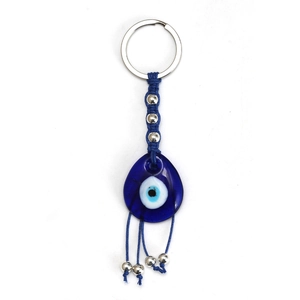 Dettaglio del ciondolo occhio blu in vetro con corda intrecciata e perline metalliche