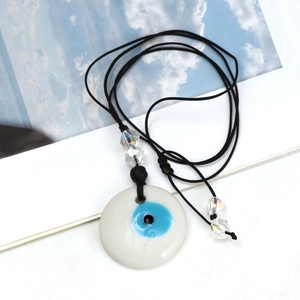 Detail van de boze oog hanger met blauwe concentrische cirkels en kristallen kralen