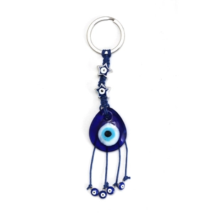 Dettaglio macro del ciondolo Evil Eye in vetro con perline a stella e cordino blu