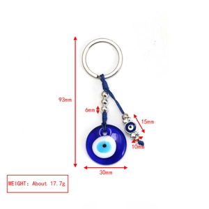 Dettaglio del portachiavi con ciondolo occhio del male in vetro con dimensioni 93mm x 30mm