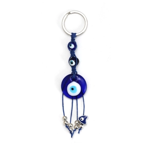 Dettaglio del portachiavi Occhio di Allah con perline blu e anelli in metallo argento