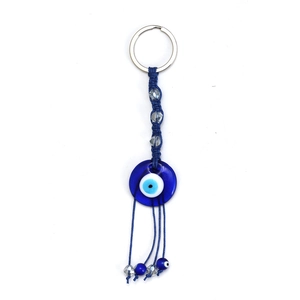 Dettaglio portachiavi malocchio blu con corda intrecciata e perline in resina sfaccettate
