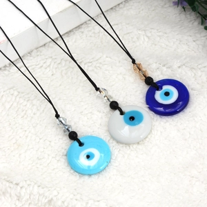 Detailweergave van Evil Eye kettingen met blauwe hars hangers en zwarte koorden