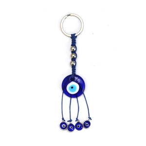 Dettaglio dei ciondoli Evil Eye in vetro con cordino blu intrecciato e anelli d'argento