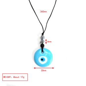 Detailweergave van de 30mm boze oog hanger met zwart koord en kristallen kralen