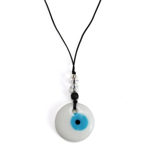 Detailopname van Evil Eye hanger met keramische schijf, blauw oogmotief en zwart koordje