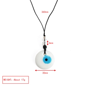 Detail van de Evil Eye-hanger met 360mm zwart koord en exacte afmetingen van de ketting