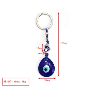 Dettaglio del portachiavi occhio greco a goccia con corda blu e ornamento a cuore