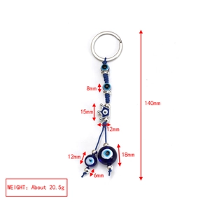 Dettaglio dimensioni del portachiavi malocchio blu con perline in vetro e corona decorativa