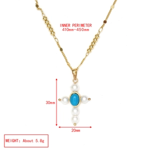 Gros plan d'un collier croix doré avec perles, turquoise bleue et chaîne à billes fine