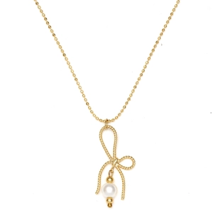 Détail d'un collier chaîne dorée avec pendentif noeud et perle blanche ronde suspendue