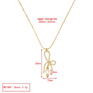 Détail du collier à billes dorées avec pendentif nœud et élégante perle blanche