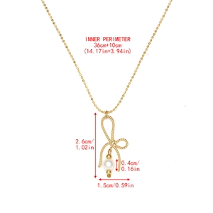 Vue macro du collier à pendentif nœud doré avec mesures et détail d'une perle blanche