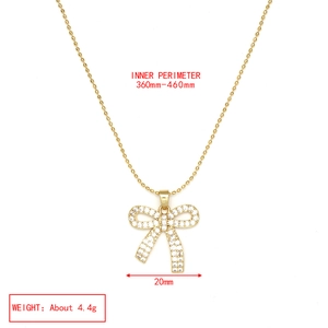 Vue détaillée du collier ajustable en perles dorées avec pendentif nœud en zircon et mesures