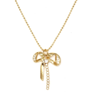 Détail du collier noeud doré avec pierres en zircon et longs pompons élégants