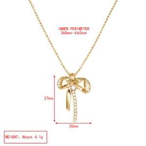 Spécifications du collier nœud doré avec zircons mesurant 27mm par 20mm de taille