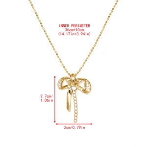 Détail du collier à billes dorées avec pendentif nœud en zircon et dimensions précises