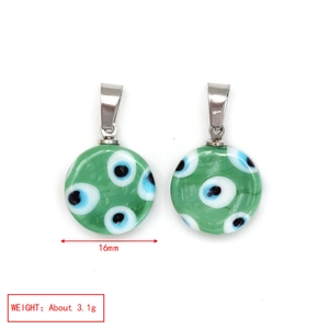 Détail des pendentifs œil bleu clair de 16mm en verre avec attaches en métal argenté