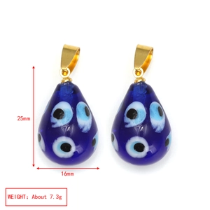 Détail macro de pendentifs goutte en verre oeil bleu avec dimensions de 25mm et 16mm