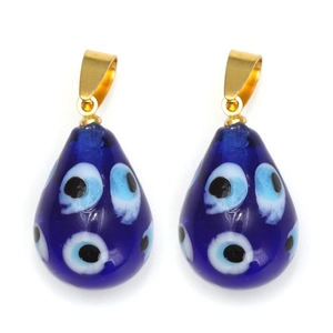 Vue détaillée de pendentifs en verre bleu en forme de goutte avec fermoir doré