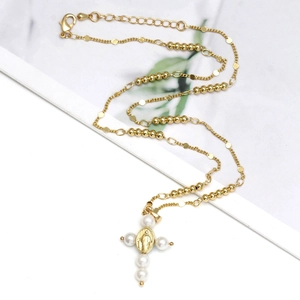 Collier croix doré avec perles nacrées blanches et médaille de la Vierge Marie sur chaîne
