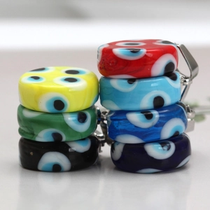 Lot de sept pendentifs œil porte-bonheur en verre coloré avec bélières pour bijoux DIY