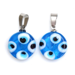 Détail de pendentifs en verre œil grec bleu clair avec fermoir en métal argenté poli