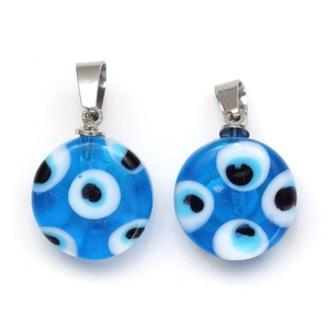 Détail des pendentifs œil bleu en verre avec bélières en acier inoxydable