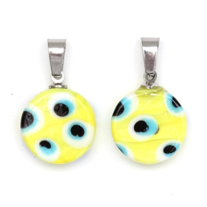 Détail macro de pendentifs œil du diable en verre jaune translucide avec fermoirs argent