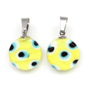 Détail de deux pendentifs œil bleu jaune avec fermoirs argentés sur fond blanc neutre