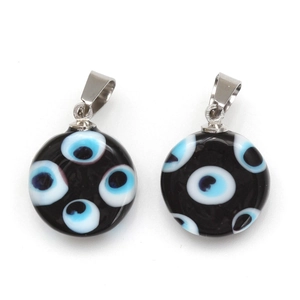 Vue détaillée de pendentifs mauvais œil en verre noir avec anneaux bleus et fermoir argent